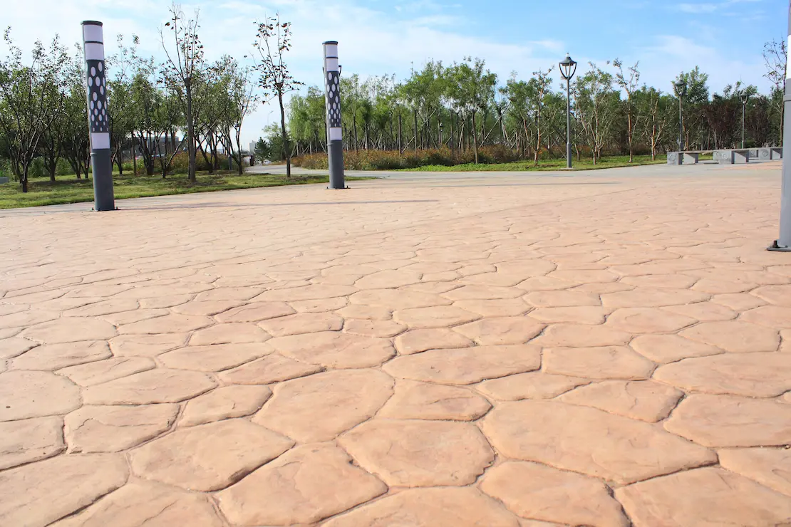 Zona de relajación de una institución educativa con pavimento de concreto estampado en Santander. Zona de relajación de una institución educativa con pavimento de concreto estampado en Santander.