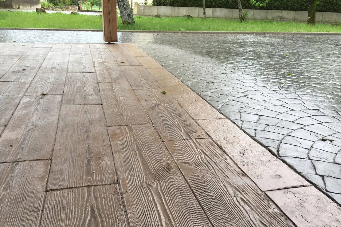 Beton estampado con apariencia de madera en el patio trasero de una vivienda en Santander. Beton estampado con apariencia de madera en el patio trasero de una vivienda en Santander.